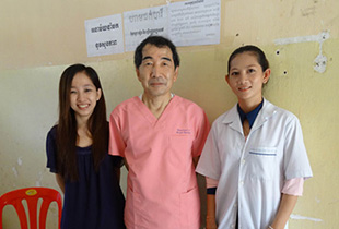 カンボジアにて、乳がん検診を実施した際、現地の医療スタッフと